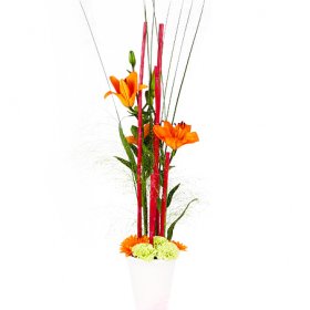 Högt arrangemang i orange - Blomsterdekorationer - Skicka blommor med blombud - Flowerhouse